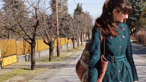 Cuki kutyusával sétál a blogger