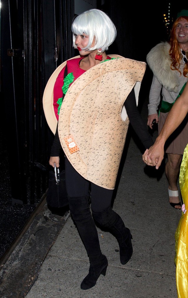 Sarah Hyland megelégelte a szexi halloween jelmezeket és a totál ellenkezőjének öltözött