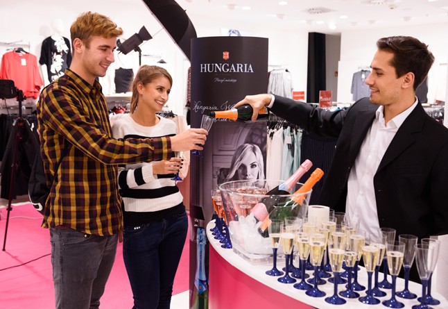 No, és természtesen egy korty pezsgő