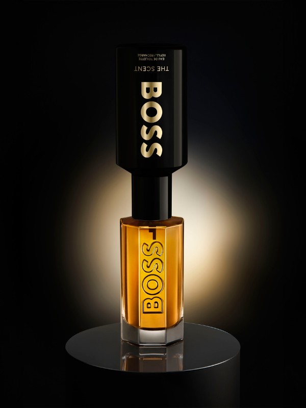 A BOSS The Scent for Him orientális illatát egy merész párosítás összjátéka ihlette. Az illat fejjegyében az élénkítő, pikáns gyömbér fejti ki a bőrrel érintkezve vérpezsdítő hatását. The Scent For Him edt BOSS 38 990 Ft/50 ml (779 Ft/1 ml) 