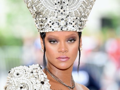 A Met gála idén elmaradt, de idézzük fel a legelképesztőbb ruhákat a bál történetéből