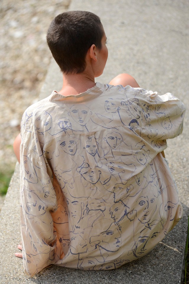 Anna egy lezser selyeminget választott a pénteki melegben