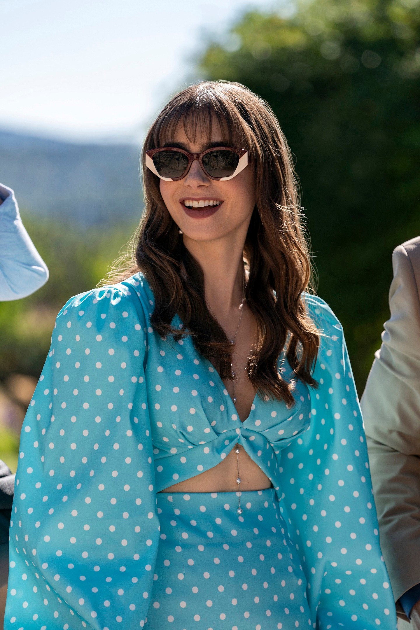 Ebben az Emily Párizsban szettben az a nagyszerű, hogy egyszerű, mégis különleges. A világoskék alapon fehér pöttyök a klasszikus vonalat képviselik, míg a ruha kivágása és bő ujja pont kellő őrületet ad a megjelenésnek. Nem sok, nem kevés, tehát pont tökéletes!