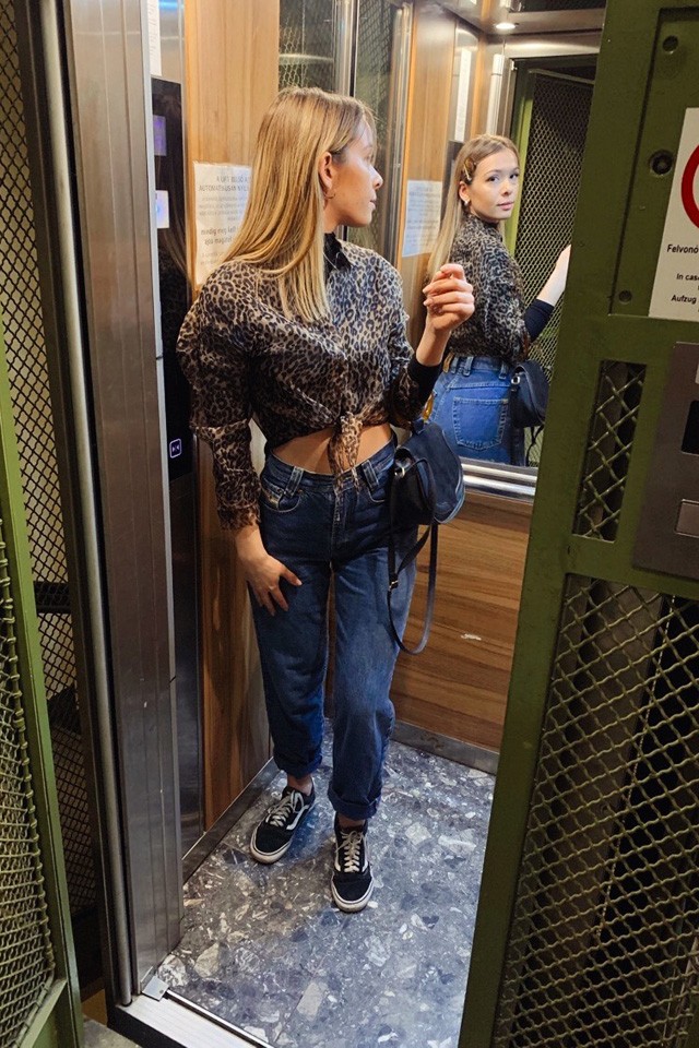 Szécsi Böbe bemutatja az év slágeranyagát önmagán, az organzát