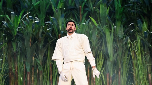 Itt a magyarázat, miért egy egyszerű Zara ruhában jelent meg a Super Bowl abszolút szupersztárja, Bad Bunny