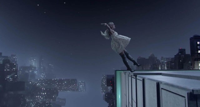 Ariana Grande platinaszőkén