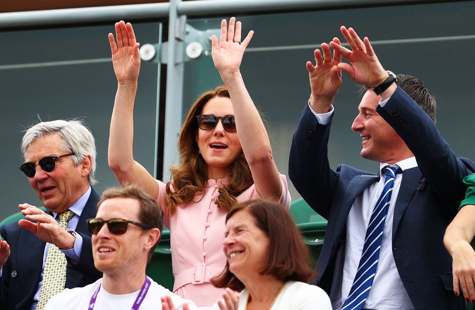 Katalin hercegné a beszáll a nézőtéri hullámzásba a wimbledoni tenisztorna döntőjén, balján édesapja, Michael Middleton, jobbján Scott Lloyd az angol teniszszövetség elnöke