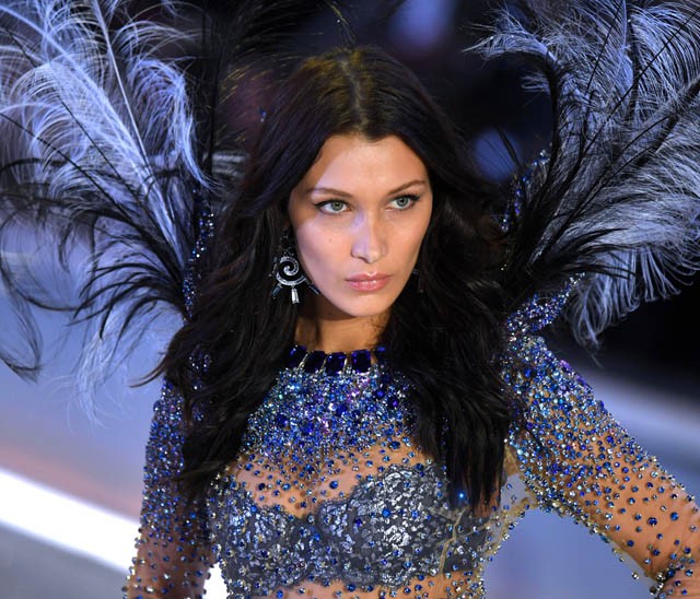 bella hadid, the weeknd, victoria´s secret, show, fehérnemű