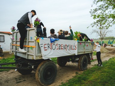 A húsvéti locsolkodást eddig ciki volt szeretni, a fiatal magyar fotós képeinek hála új értelmet kap a hagyomány