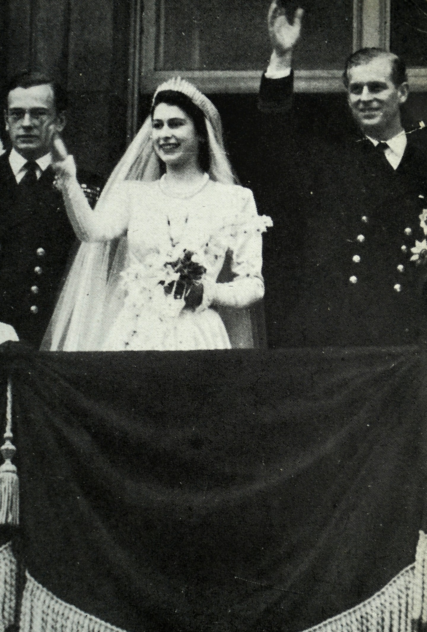 Erzsébet királynő és Fülöp herceg 1947. november 20-án kötött házasságot a westminsteri apátságban. A szertartás után a pár hintóval tért vissza a Buckingham-palotába, és az erkélyről integetett a mintegy 100 ezer nézőnek.