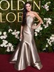 Az előző ruha tökéletes ellenpontja Demi Moore 2025-ös Golden Globe díjátadón viselt metálos csillogású, szoborszerű Armani Privé ruhája, ami a díjszezon egyik legszebb megjelenése volt