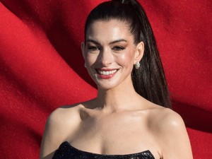 Anne Hathaway élete legizgalmasabb meztelenruháját viselte, óriási feltűnést keltett a vörös szőnyegen