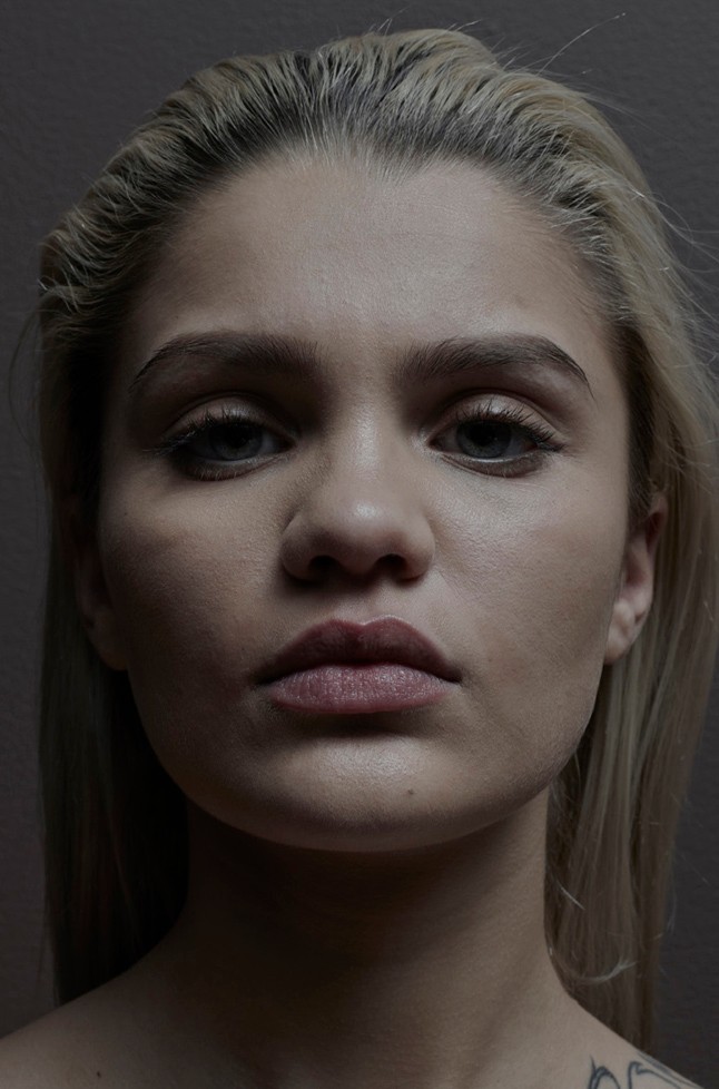 Szakadt harisnyák, szemét, fenékmutogatás és meztelenkedés Kanye West új kollekciójában