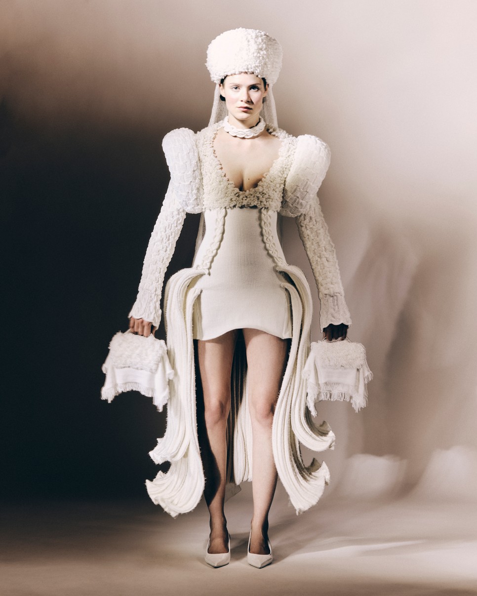 Kain Eszter fehér alakjai a női életút rítusait idézik meg: a kollekció egyszerre misztikus, letisztult és mélyen személyes.