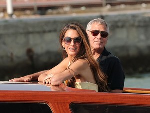 Amal Clooney álomszép ruhában érkezett a Velencei Filmfesztiválra, férjével szerelmesebbek, mint valaha