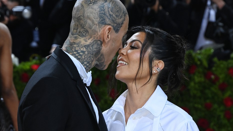 Kourtney Kardashian szoptatós fotón mutatta meg először kisfiát