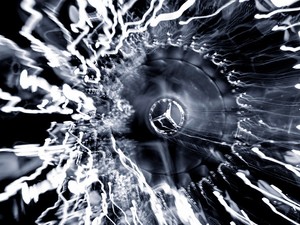 Ez nagy durranás lesz: a Mercedes-Benz és a Moncler kollaborációja a London Fashion Weeken debütál