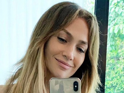 Jennifer Lopez felvette ezt a nadrágot és tuti, hogy óriási trend lesz belőle
