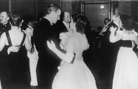  1947. július 17-én jelentek meg először nyilvános eseményen jegyesekként. 