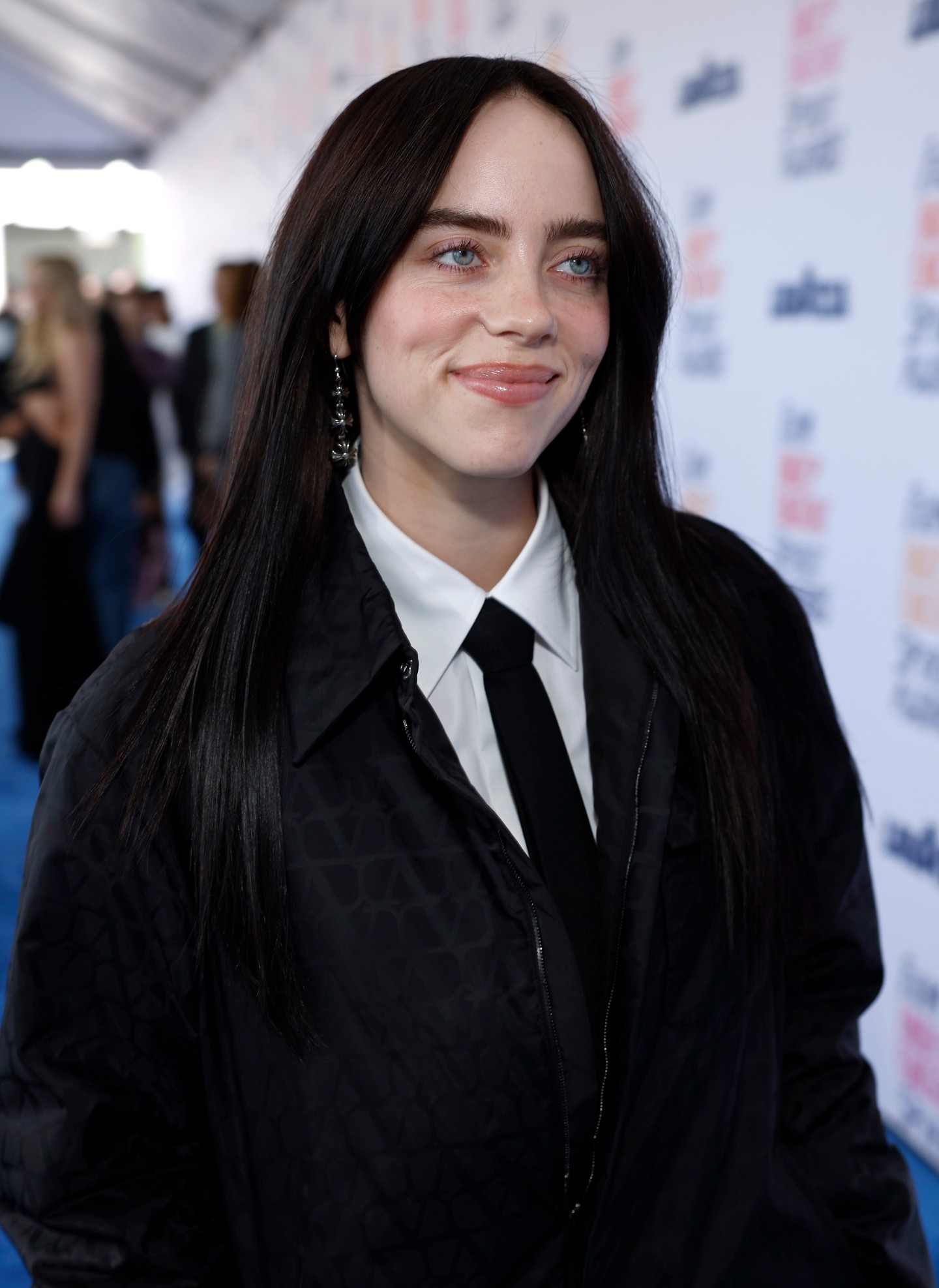 Billie Eilish 2024-re önmaga eddigi leglágyabb verzióját mutatja a külvilágnak. A leheletnyi smink, kifinomult hajválasztás magabiztosságról, nyugalomról árulkodik. 