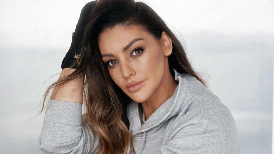 Kulcsár Edina digitális címlapinterjú – Kapucnis felső GANNI