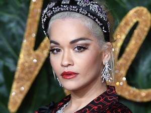 Rita Ora ezzel a nagymamás harisnyával teljesen kiütötte nálunk a biztosítékot