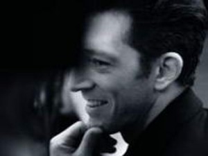 Vincent Cassel Mihalik Enikővel csókolózik