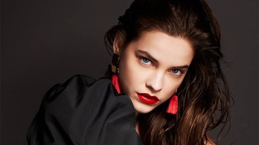 Palvin Barbi eléggé belehúzott a hétvégén: vérvörös ajkak, szexi dekoltázs