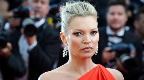 A 42 éves Kate Moss bemutatta Cannes legszexibb lábvillantását