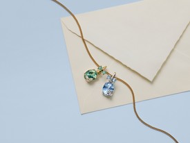 Pandora x Bridgerton medálok az A szerelem szabályai kollekcióból 2026, kristályos és cirkóniaköves függők 14 karátos aranyozással