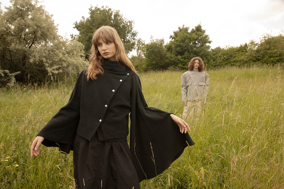 Szarka Nóra Zsófia @sophiaron tervezte ruhát visel