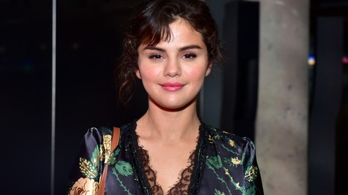 Selena Gomez micsoda kombinéruhában divatozik