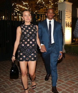 Jennifer Meyer és barátja, Geoffrey Ogunlesi is bulizott Leonardo DiCaprio 49. születésnapi partiján!