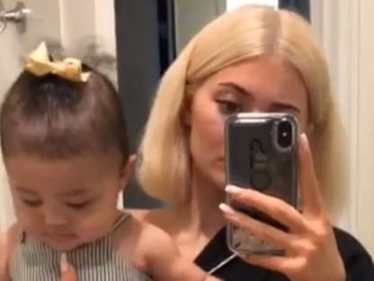 Kylie Jenner babája már fél évesen sminkelni akar