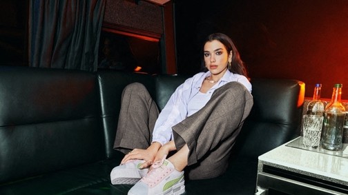 Randid van Dua Lipával! Egyenesen egy családi fesztiválról érkezik, hogy neked énekeljen