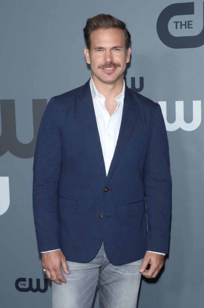 Matthew Davis (Warner Huntington III) - Elle exbarátját alakító színészt sokan a Vámpírnaplók Alaricjeként ismerik. A Doktor Szöszi után sorozatszínész lett belőle, és hosszú éveken át játszott a CW csatornán.