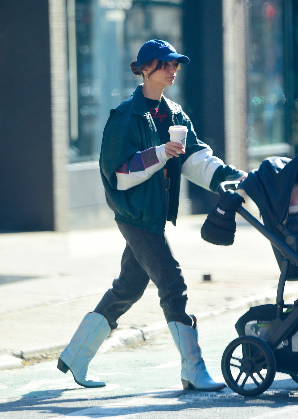 A western csizma Emily Ratajkowski mindennapi darabja