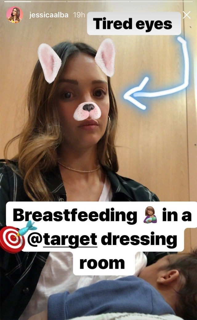 Jessica Alba szoptatja a gyermekét