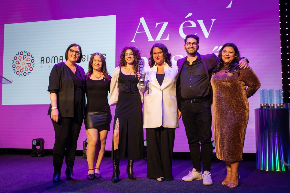 Az év hősnője díj idén Az év hőseire módosult, hiszen az elismert Romaversitas Alapítványnak egy férfi is aktív tagja - a díjat a GLAMOUR és a GLAMOUR.hu főszerkesztője, Maróy Krisztina adta át Eredics Lillának, Fedorkó Boglárkának, Horváth Zsoltnak, Jakab Máriának és Pocsai Bettinának