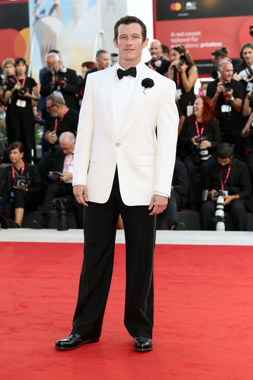 Callum Turner 2025-ben a Velencei Filmfesztiválon Louis Vuitton öltönyben perzselte fel a vörös szőnyeget
