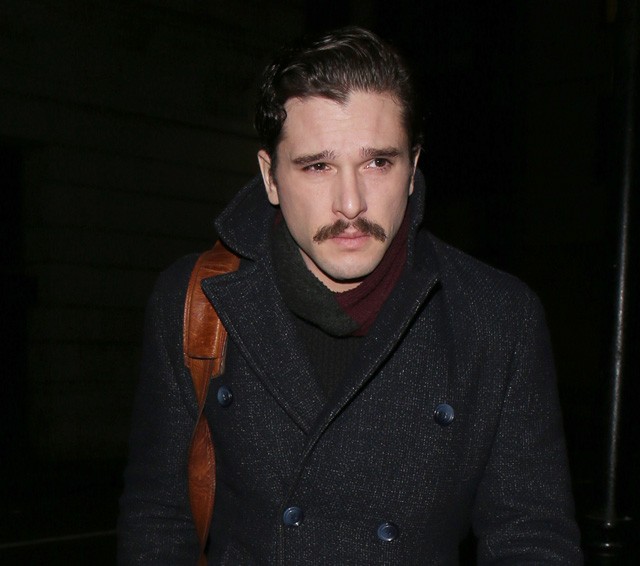 Kit Harington bajuszosan