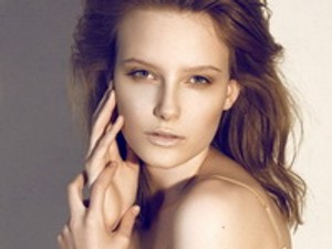 Újabb magyar címlaplány