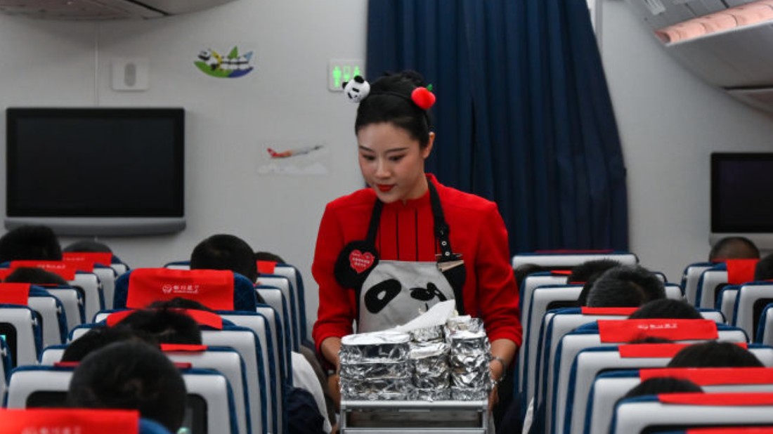 A polgári légiközlekedés aranykora változásokat hozott az egyenruhákban, amelyek inkább marketing célt szolgáltak, mint gyakorlati feladatokat.