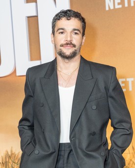 Adam Trask életét is ifjúkorától követhetjük végig a regényben illetve a sorozatban, az őt alakító színész, Christopher Abbott a valóságban viszont már elmúlt 40. 