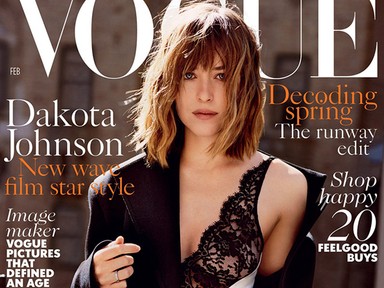 Dakota Johnson csipkés kombinéban a Vogue címlapján