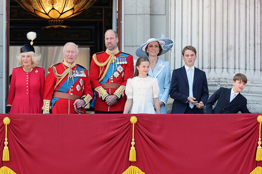 A királyi család tagjai a Buckingham-palota erkélyéről nézték végig a légi parádét.