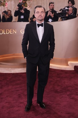 Az 51 éves Leonardo DiCaprio egy klasszikus, fekete Dior szmokingot viselt a 2026-os Golden Globe-gálán.
