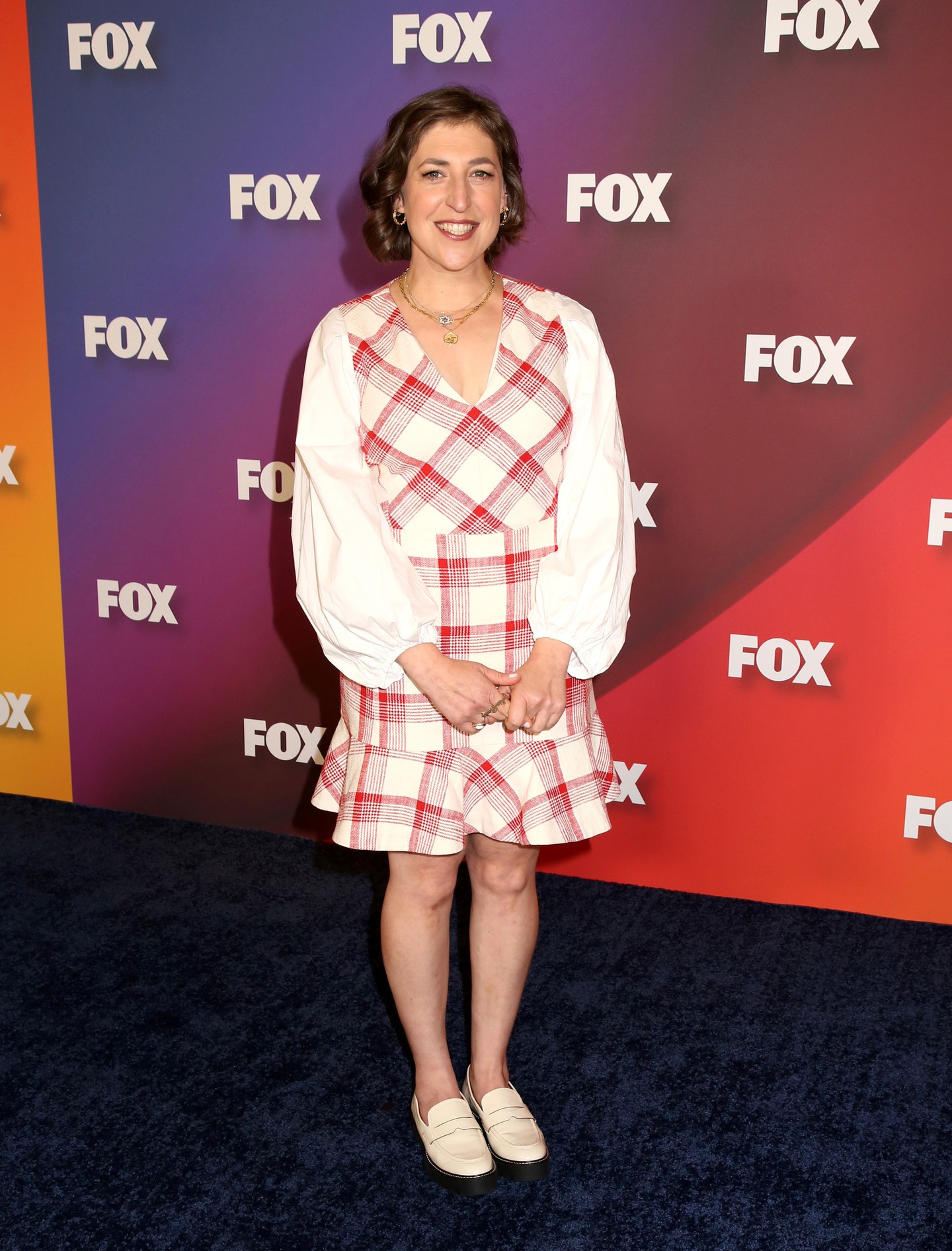 A 2022-es FOX Upfront eseményen Mayim Bialik kilépett a megszokott eleganciából, és egy játékos, kockás szettben üzente meg a világnak: érett nőként sem kell lemondani a bájos és fiatalos megjelenésről.
