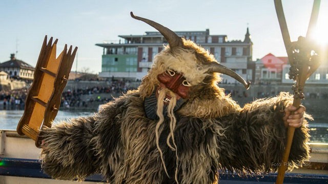 Busójárás és a divat? Márciusi lapszámunkban megmutatjuk, milyen tökéletesek együtt