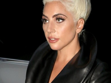 Borzalmasan öregíti Lady Gagát ez a frizura...